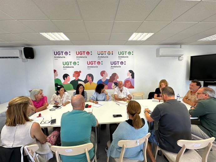 La portavoz del PSOE en Sanidad, Ángeles Prieto, con representantes de UGT en Cádiz.