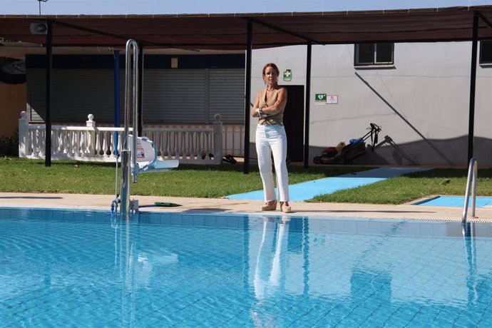 La presidenta del Instituto Municipal de Deportes (Imdeco), Marián Aguilar, en la piscina de la Calle Marbella.