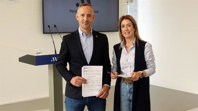 Miguel Espinosa y Antonia Garcia, diputados provinciales del PSOE, en rueda de prensa en la Diputacio