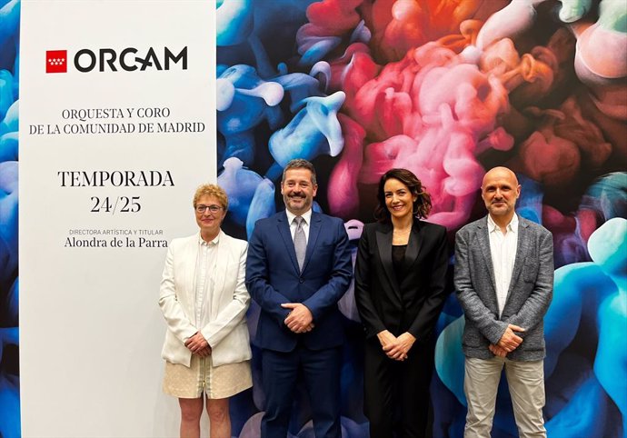 Alondra de la Parra (centro derecha) y Mariano de Paco (centro izquierda) durante la presentación de la nueva temporada de la ORCAM.