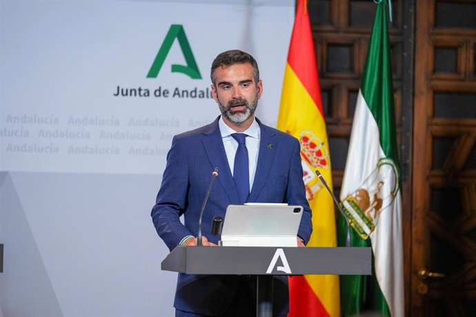 El consejero de Sostenibilidad, Medio Ambiente y Economía Azul y portavoz del gobierno andaluz, Ramón Fernández-Pacheco interviene durante la rueda de prensa. A 4 de junio de 2024, en Sevilla (Andalucía, España).