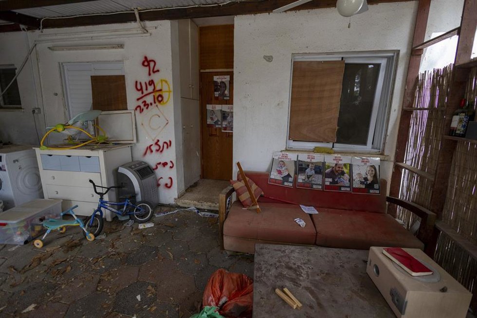 Archivo - A hostage home pictured during a visit to the Kibbutz Nir Oz, on the first day of a diplomatic mission to Israel and the Palestinian territories, Wednesday 27 March 2024. She will call for an immediate ceasefire in the ongoing war of Israel in