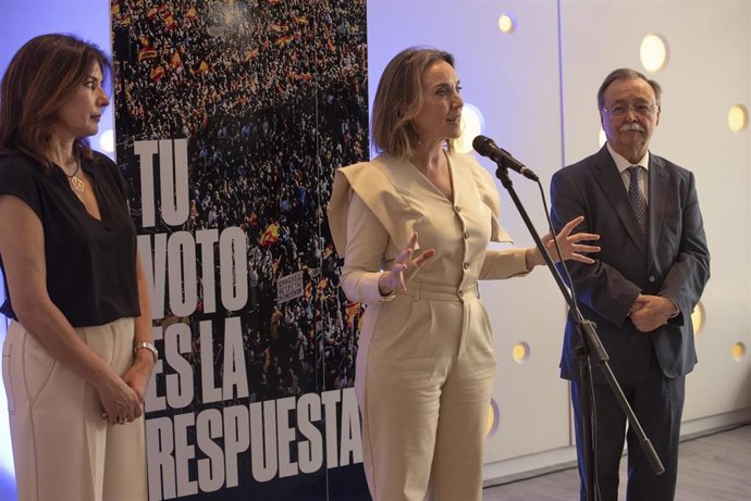 La secretaria general del Partido Popular, Cuca Gamarra (c), ofrece una rueda de prensa durante una visita a Ceuta, a 4 de junio de 2024, en Ceuta 