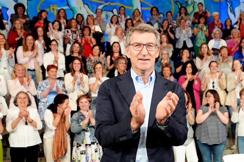 El presidente del PP, Alberto Núñez Feijóo, aplaude a su llegada a un foro sectorial sobre conciliación, en el Palacio de Festivales, a 4 de junio de 2024, en Santander, Cantabria (España). Feijóo ha clausurado hoy un foro dedicado al área de Mujer, Fam