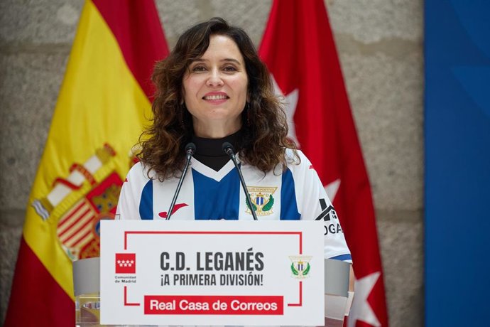 La presidenta de la Comunidad de Madrid, Isabel Díaz Ayuso, interviene durante el recibimiento de los jugadores, cuerpo técnico y directiva del Club Deportivo Leganés, en la Real Casa de Correos, a 4 de junio de 2024, en Madrid (España).