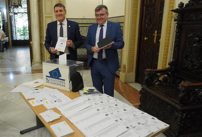 El delegado del Gobierno central en Andalucía, Pedro Fernández, y el subdelegado del Ejecutivo en Granada, José Antonio Montilla