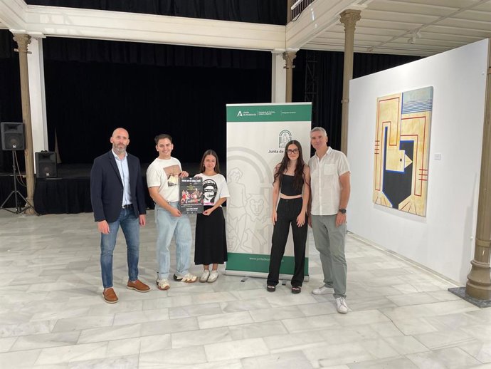 Eduardo Lucena (izda.) y José Delgado-Llergo (dcha.), junto a alumnos de la ESAD, en la presentación de la representación en el Teatro Cómico de la obra 'Tenemos tanto que reírnos, amigos'.