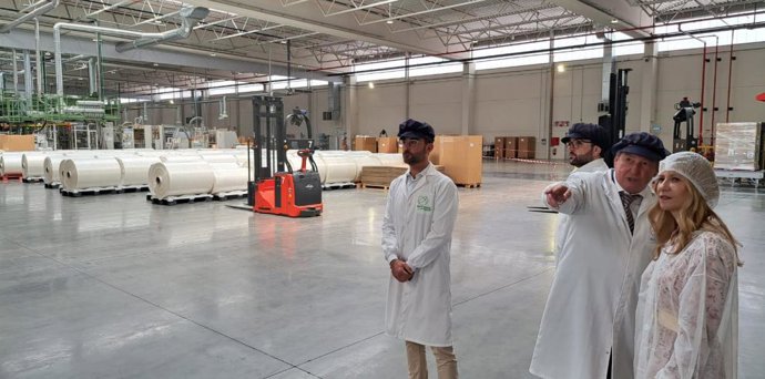 La vicepresidenta segunda del Gobierno de Aragón, Mar Vaquero, durante su visita a la empresa Sphere.