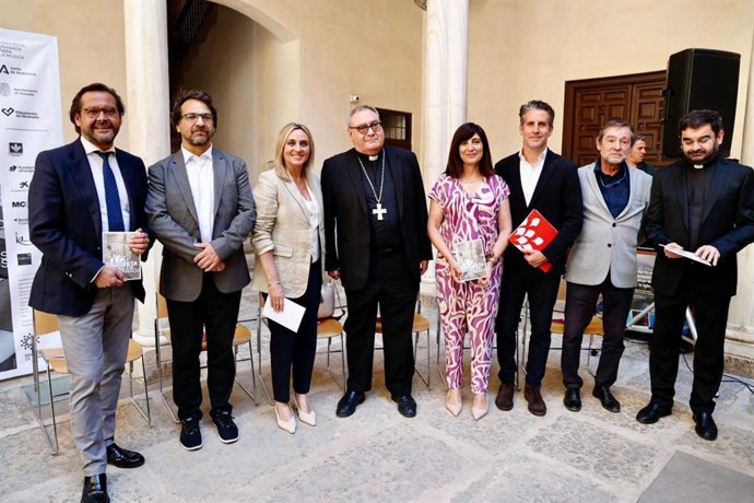 Presentación de la temporada 24-25 de la OCG con la alcaldesa, Marifrán Carazo, y el arzobispo de Granada, José María Gil Tamayo, en el centro en la foto