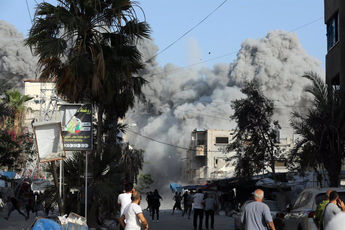 Columna de humo tras un bombardeo del Ejército de Israel contra el campamento de refugiados de Bureij, en el centro de la Franja de Gaza (archivo)