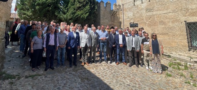 Foto de familia de los firmantes de la asociación para impulsar el geoparque de Salamanca.