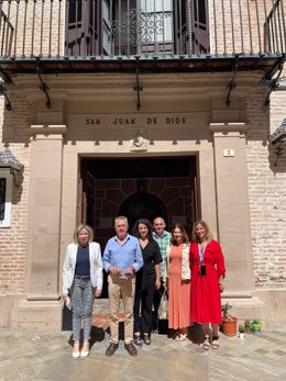 La delegada territorial de Empleo, Empresa y Trabajo Autónomo en Málaga, Carmen Sánchez Sierra, en la visita al Centro de Acogida San Juan de Dios de Málaga