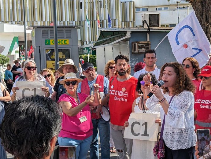 La portavoz de Por Andalucía, Inma Nieto, en una movilización de técnicas de cuidados de auxiliares de enfermería en Sevilla.