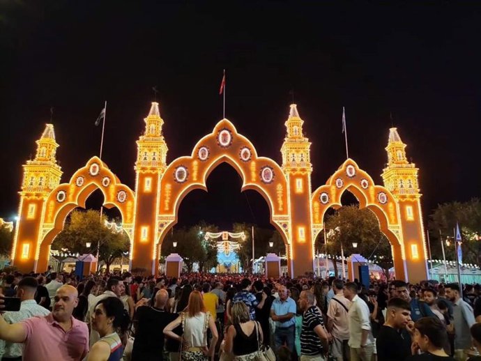 La delegada de Fiestas Mayores, Rocío Bastida, ha destacado la tranquilidad general, la responsabilidad de la ciudadanía para disfrutar de sus tradiciones y la buena organización del Plan Albero.