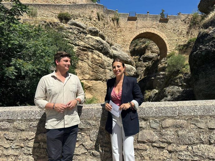 La alcaldesa, María de la Paz Fernández, visita el entorno del Camino del Desfiladero, un nuevo espacio para disfrutar de la vista del Tajo de la ciudad.