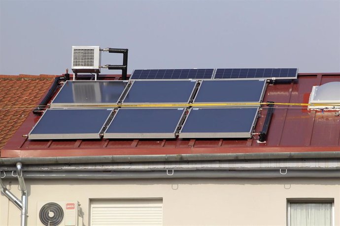 Archivo - Placas solares en una vivienda