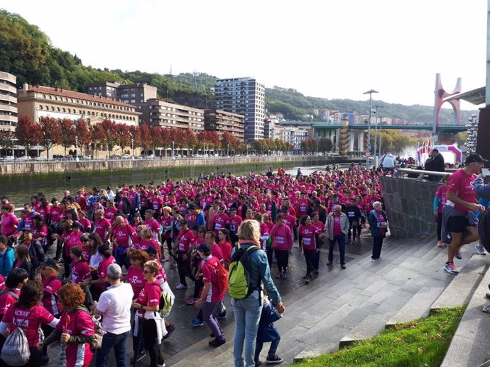 Archivo - La carrera solidaria de Acambi por la investigación del cáncer de mama recorre Bilbao el pasado año (archivo)