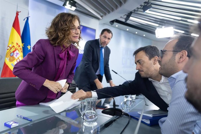 La vicepresidenta cuarta y ministra de Hacienda, María Jesús Montero y el ministro de Transportes y Movilidad Sostenible, Óscar Puente, durante una rueda de prensa posterior al Consejo de Ministros, en el Palacio de La Moncloa.