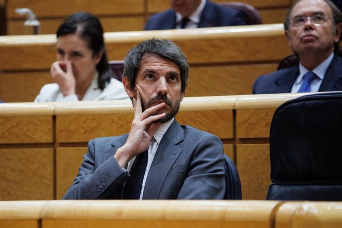 El ministro de Cultura, Ernest Urtasun, durante una sesión de control al Gobierno, en el Senado, a 28 de mayo de 2024, en Madrid (España). 