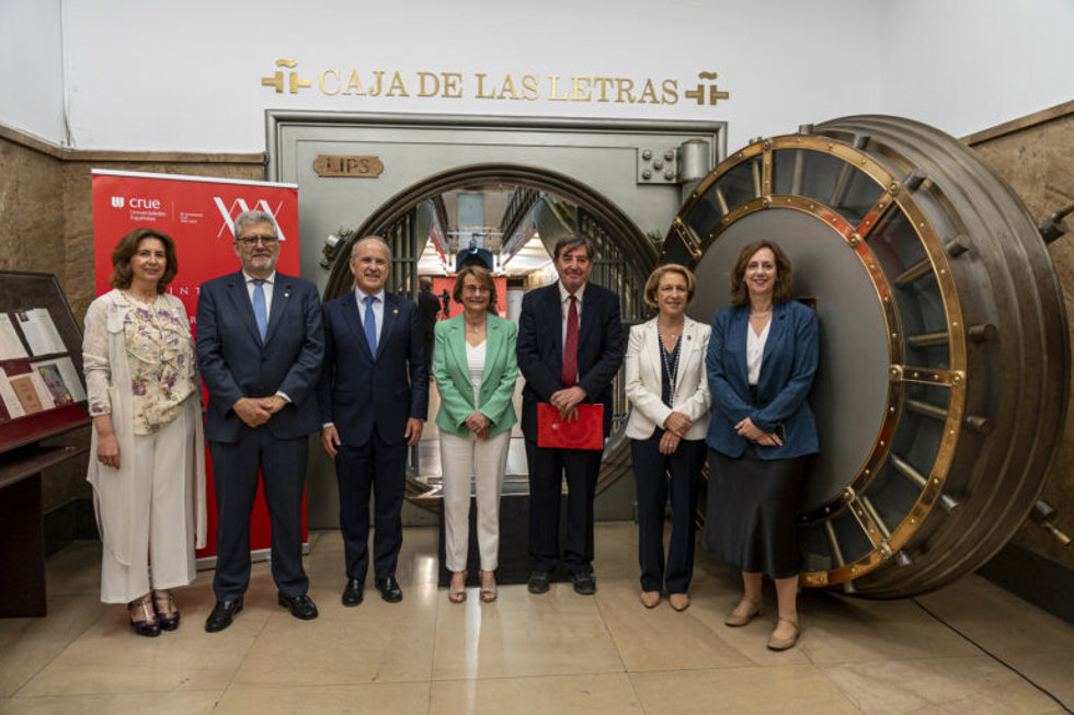 La Conferencia de Rectores y Rectoras de las Universidades Españolas (CRUE) ha depositado este martes su legado en la Caja de las Letras del Instituto Cervantes con motivo de su 30 aniversario