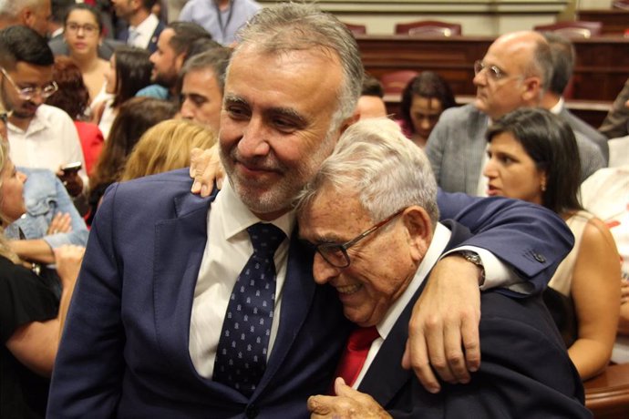 Archivo - El ahora ministro de Política Territorial, Ángel Víctor Torres, abraza a su padre tras haber logrado la investidura para ser entonces presidente de Canarias en 2019