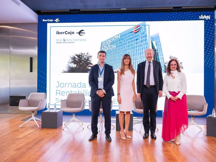 Borja Sánchez, director general de True North Partners en España, Raquel Martínez, directora del Área Financiera de Ibercaja, Lutz Baumgarten, chairman de True North Partners LLP,  y María Mar Ruíz, jefa de Estrategia de Capital y Balance de Ibercaja