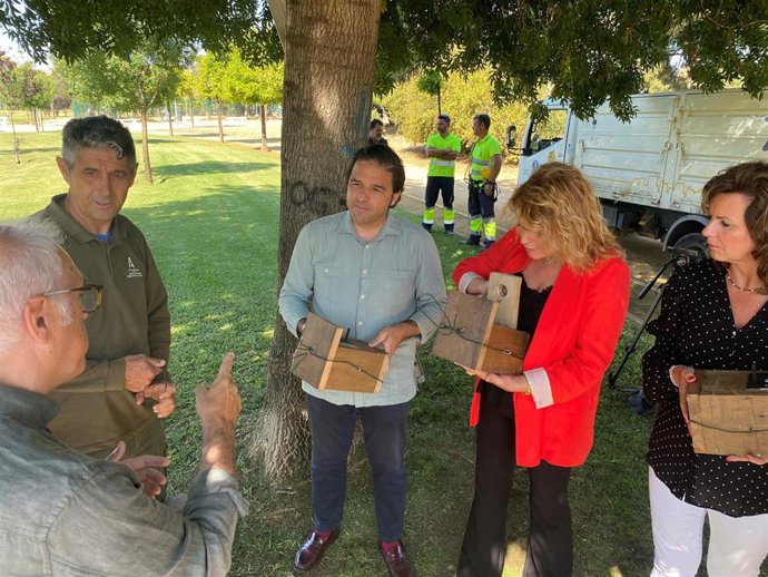 Colocación de cajas nido en el parque Antonio Machado.
