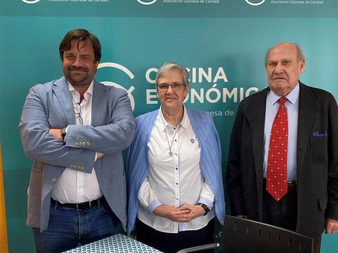 Rafael Piñera (izda), futuro director de la Cocina Económica, junto a la religiosa Marisela Cueto --actual directora--  y el presidente de la entidad social, Luis Torres.