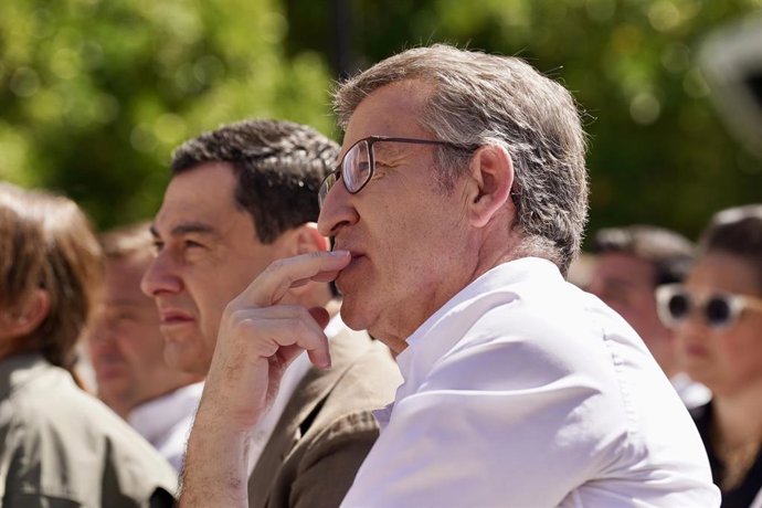 El presidente del PP autonómico y de la Junta de Andalucía (izquierda), Juanma Moreno, y el presidente del Partido Popular (izquierda), Alberto Núñez Feijóo