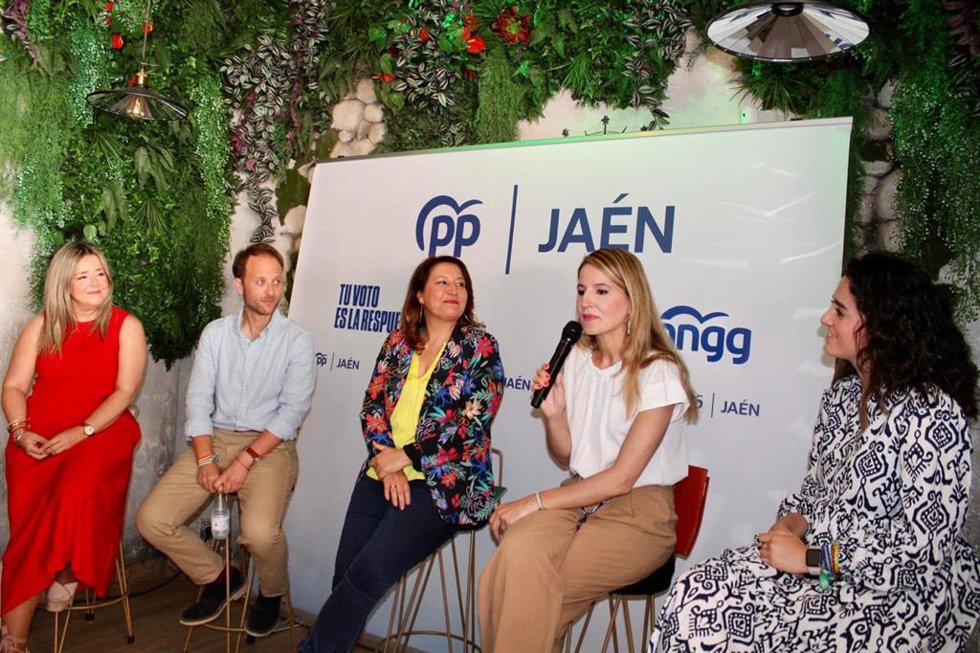 Carmen Crespo (c), en el acto de campaña celebrado en Jaén.