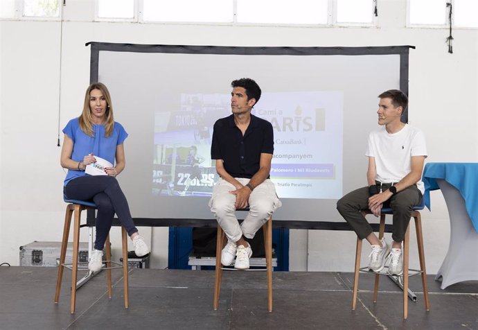 Diálogo con los deportistas paralímpicos Álex Sánchez y Nils Riudavets, en conversación con la periodista Almudena Rivera, durante el encuentro 'Camino a París', celebrado en Palma.