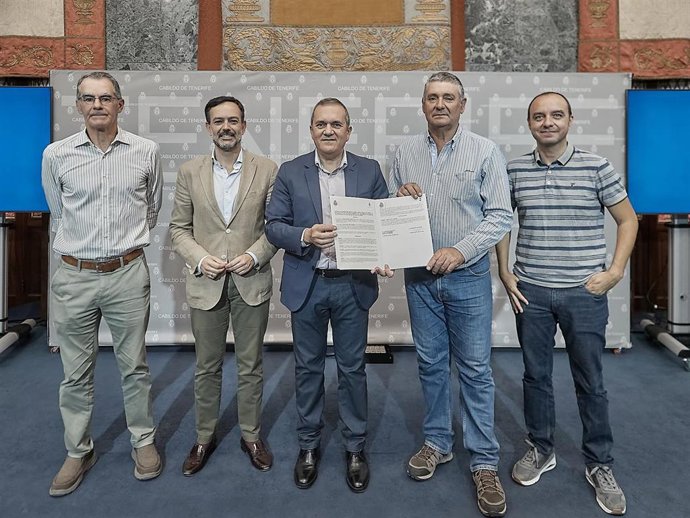 Firma del convenio entre el Cabildo y GAR Tenerife para el desarrollo de las áreas rurales