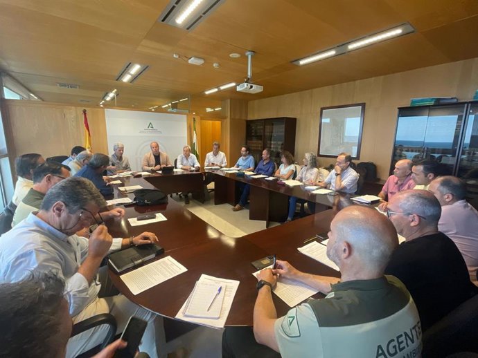 El delegado territorial de Sostenibilidad, Medio Ambiente y Economía Azul de la Junta en la provincia de Cádiz, Óscar Curtido, en la reunión en la que se ha constituido la comisión de trabajo para el Plan del área cinegética campiña de Cádiz.