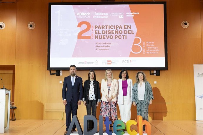 La consejera Fanlo junto a personas participantes en la jornada