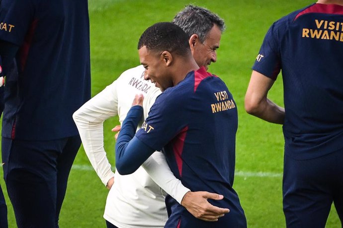 Archivo - El entrenador español Luis Enrique abraza a Kylian Mbappé en un entrenamiento del PSG. 