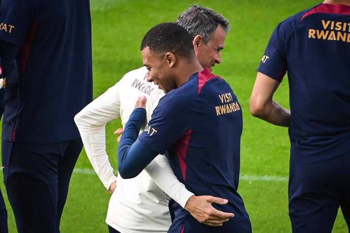 Archivo - Luis ENRIQUE of PSG and Kylian MBAPPE of PSG during the training of the Paris Saint-Germain team on August 18, 2023 at Campus PSG in Poissy, France - Photo Matthieu Mirville / DPPI