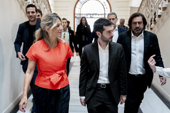 La vicepresidenta segunda y ministra de Trabajo y Economía Social, Yolanda Díaz (2i), y el ministro de Derechos Sociales y Agenda 2030, Pablo Bustinduy (2d), a su llegada a un acto sobre la transformación del modelo de cuidados del Gobierno, en el Atene