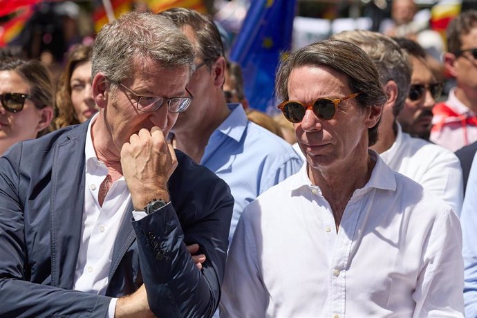 El presidente del Partido Popular, Alberto Núñez Feijóo (i), y el expresidente del Gobierno, José María Aznar (d), durante una manifestación del PP, en la Puerta de Alcalá, a 26 de mayo de 2024, en Madrid (España).