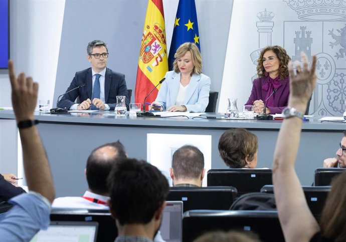 (I-D) El ministro de la Presidencia, Relaciones con las Cortes y Justicia, Félix Bolaños; la ministra de Educación, Formación Profesional y Deporte, Pilar Alegría y la vicepresidenta cuarta y ministra de Hacienda, María Jesús Montero, durante una rueda de