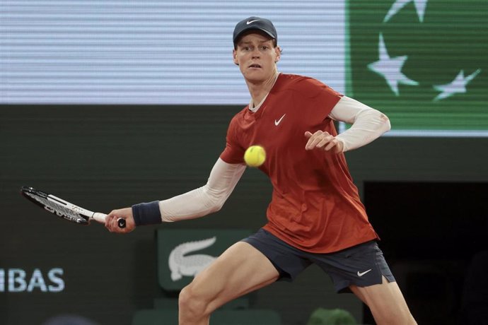 Jannik Sinner durante un partido de Roland Garros.