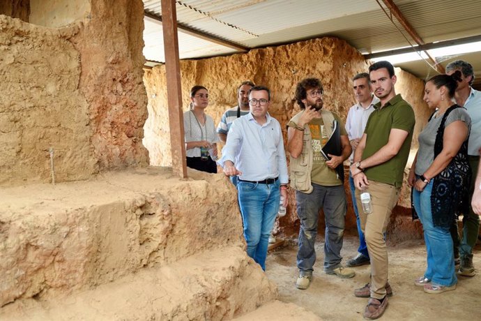 El presidente de la Diputación de Badajoz, Miguel Ángel Gallardo, visita el yacimiento del Turuñuelo.