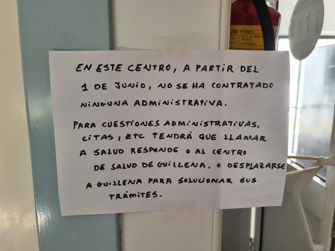Cartel en el que se explica la situación del personal administrativo de los consultorios.