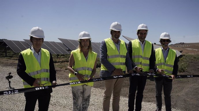 La delegada territorial de Economía, Hacienda y Fondos Europeos y de Industria, Energía y Minas en Cádiz, Inmaculada Olivero, y Javier Pizarro, alcalde de Alcalá de los Gazules, en la inauguración de dos plantas fotovoltaicas de BNZ