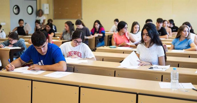 Estudiantes en el primer día de la PEvAU en la Universidad de Huelva.