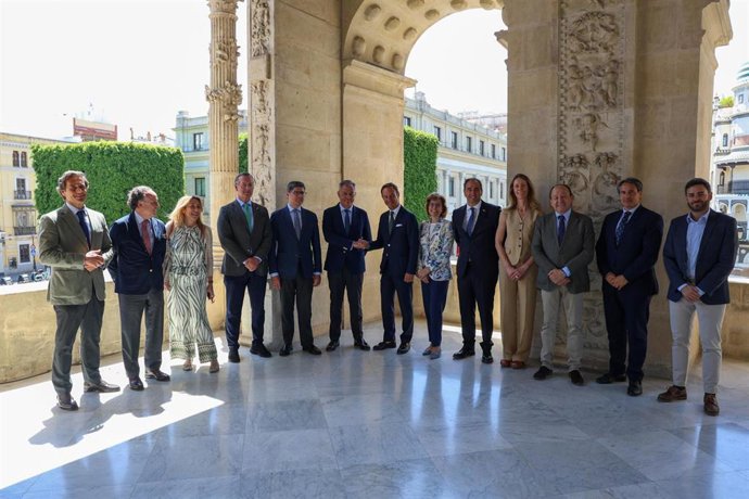 Foto de familia tras el convenio entre el Ayuntamiento y la Cámara Franco-Española para fomentar intercambios comerciales y económicos, firmado en el Consistorio.