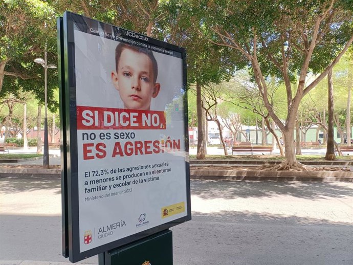 Cartel retirado en Almería dentro de una campaña contra la violencia de género y las agresiones infantiles.