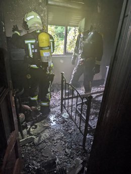 Un incendio calcina una casa prefabricada de Laredo