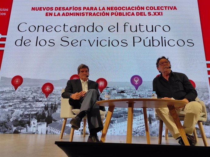 El ministro para la Transformación Digital y de la Función Pública, José Luis Escrivá (izda.), y el secretario general federal de UGT Servicios Públicos, Julio Lacuerda, en las jornadas de UGT en Córdoba.