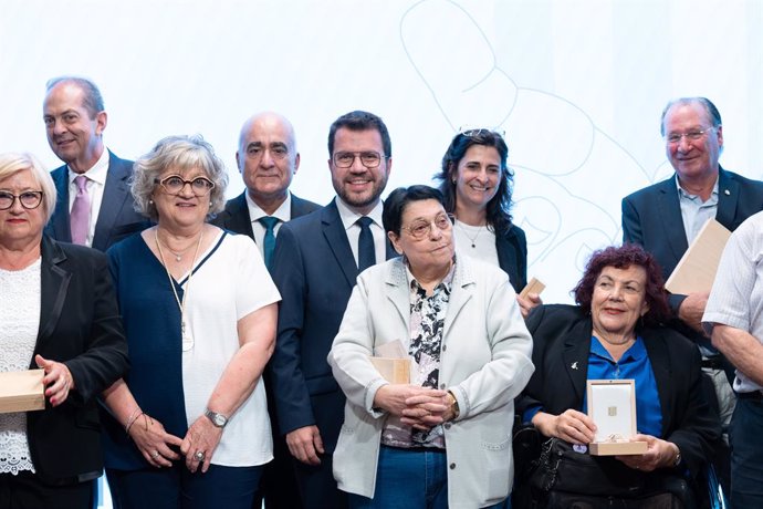 El president de la Generalitat en funcions, Pere Aragonès, amb els premiats