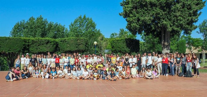 Foto de familia de los voluntarios de colegios e institutos se forman para ser mediadores de conflictos en las aulas.